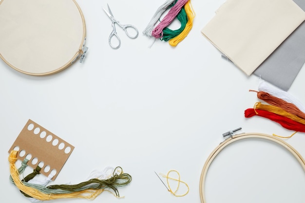 Mesa de trabajo con hilos